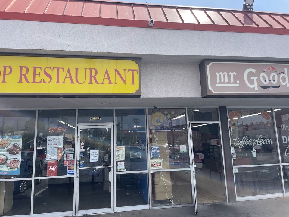 Casual strip-mall restaurant exterior in Pasadena.